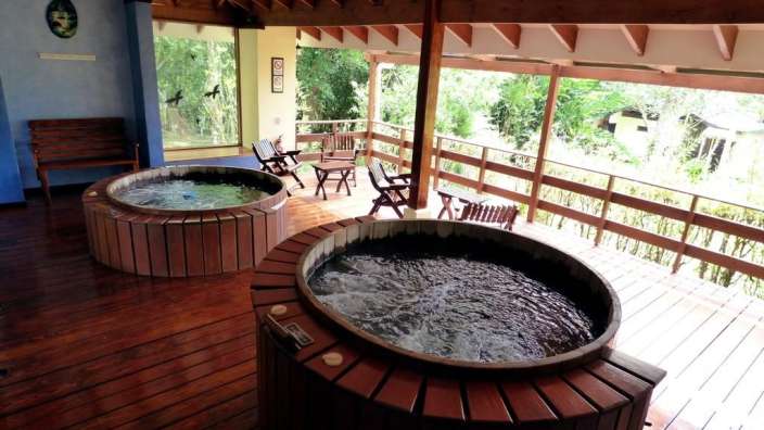 Zwei Holzbäder stehen auf einem Holzdeck