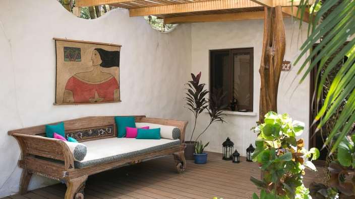 Ein Wohnzimmer mit einer Couch und einem Gemälde an der Wand