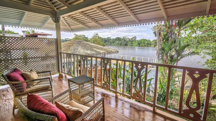 Ein hölzerner Balkon mit Blick auf einen See