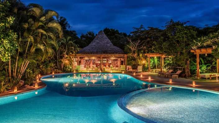 Ein großer Swimmingpool mit einer Bar im Hintergrund