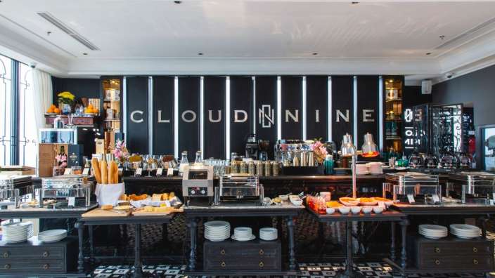 Ein Buffet in einem Restaurant mit der Aufschrift cloud nine