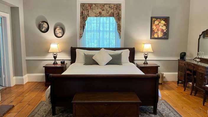 Ein Schlafzimmer mit einem Bett und zwei Nachttischen