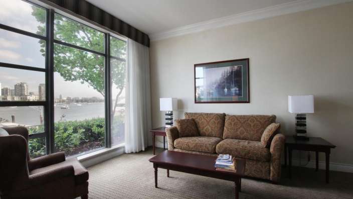 Ein Wohnzimmer mit einem Couchtisch und einem Stuhl