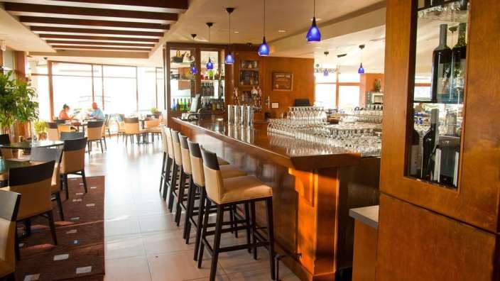 Ein Restaurant mit vielen Stühlen und einer Bar