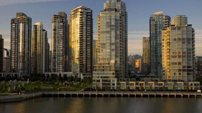 Eine Reihe von Hochhäusern steht neben einem Fluss