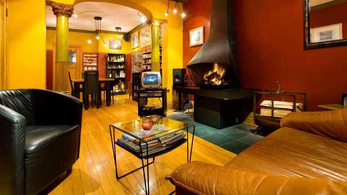 Ein Wohnzimmer mit einem Kamin und einem Fernseher