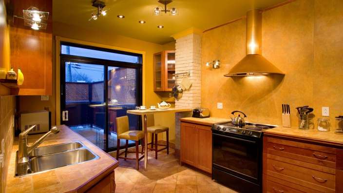 Eine Küche mit einem Spülbecken und einem Herd