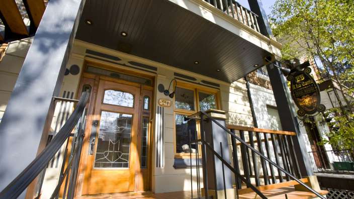 Die Vorderseite eines Hauses mit der Aufschrift 537