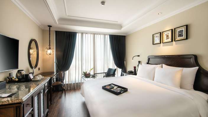 Ein Hotelzimmer mit einem Bett und einem Fernseher