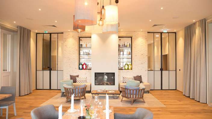 Ein Esszimmer mit einem Tisch und Stühlen und einem Kamin