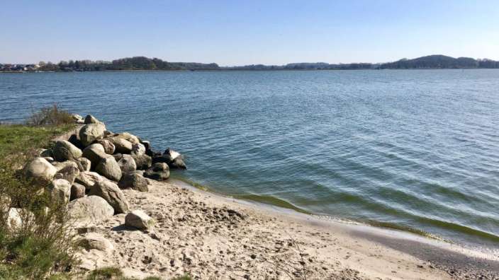 Ein großer See mit vielen Felsen am Ufer