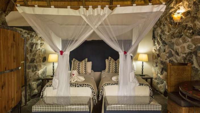 Ein Schlafzimmer mit zwei Betten und einem Himmelbett