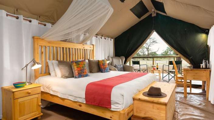 Ein Schlafzimmer mit einem Bett und einem Schreibtisch