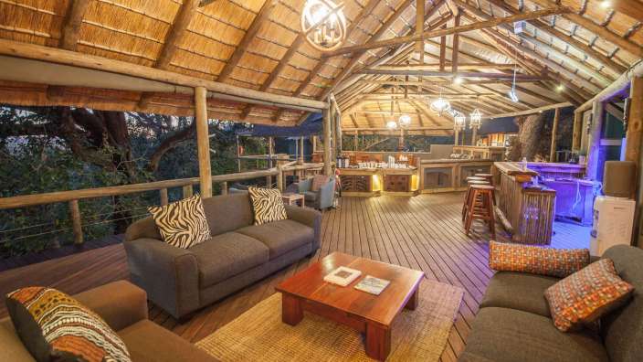 Ein Wohnzimmer mit einer Couch und einem Tisch