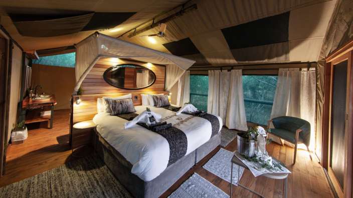 Ein Schlafzimmer mit einem Bett und einem Spiegel