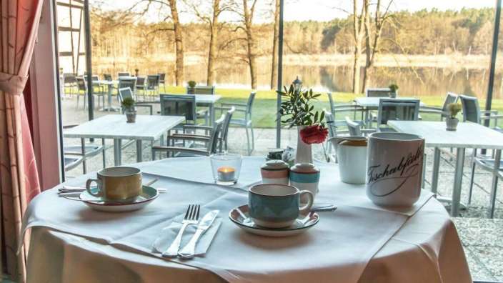 Auf einem tisch steht eine tasse schlaffall