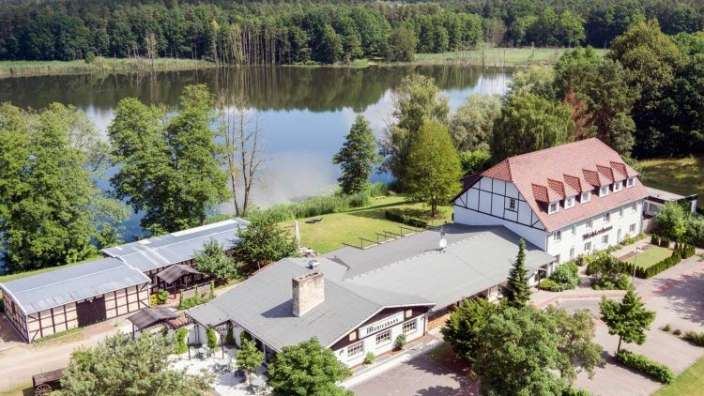 Eine Luftaufnahme eines Hauses in der Nähe eines Sees