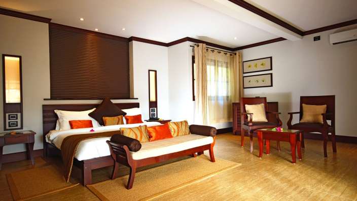 Ein Schlafzimmer mit einem Bett und zwei Stühlen