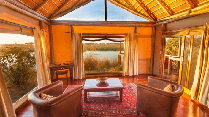 Ein Wohnzimmer mit zwei Stühlen und einem Tisch