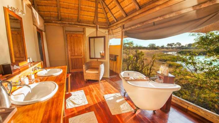 Ein Badezimmer mit einer Badewanne und zwei Waschbecken