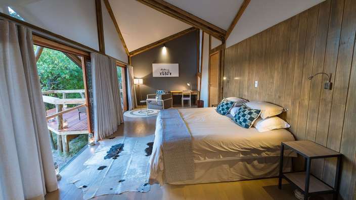 Ein Schlafzimmer mit einem Bett und einem Schreibtisch