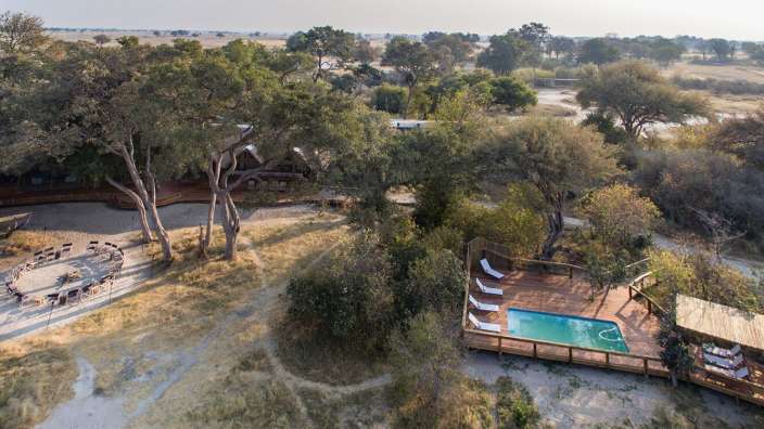 Eine Luftaufnahme eines Swimmingpools auf einem Holzdeck