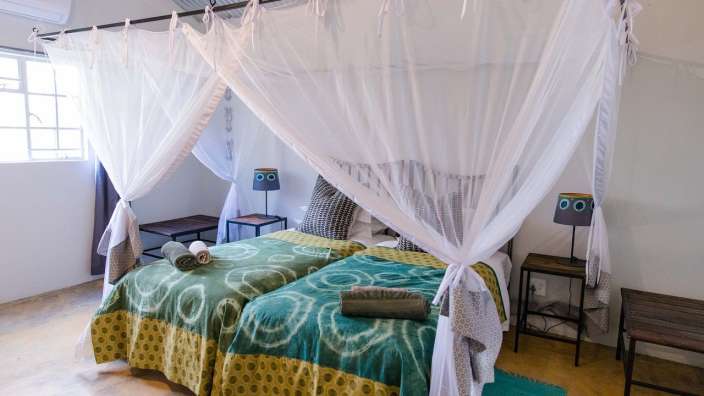 Ein Schlafzimmer mit zwei Betten und einem Himmelbett