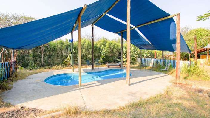 Ein blaues Zelt über einem kleinen Swimmingpool
