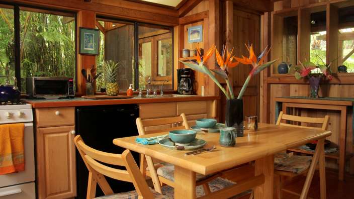 Eine kleine Küche mit einem Tisch und Stühlen