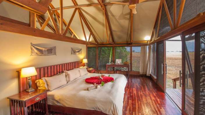 Ein Schlafzimmer mit einem großen Bett und einem roten Teppich