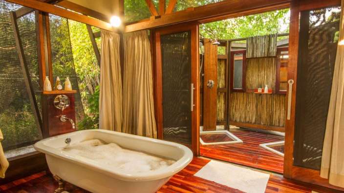 Ein Badezimmer mit einer Badewanne und einer Dusche