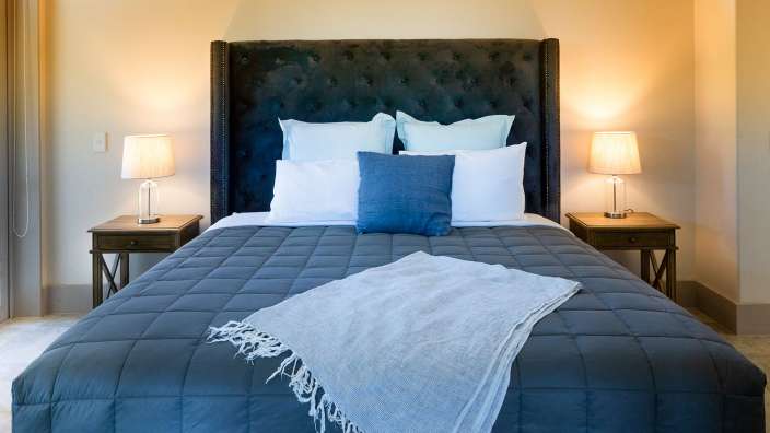 Ein Schlafzimmer mit einem Bett und zwei Nachttischen