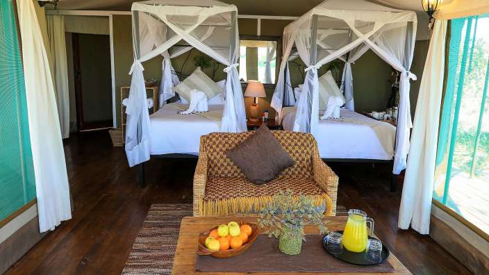 Das Innere eines Zeltes mit zwei Betten und einem Tisch