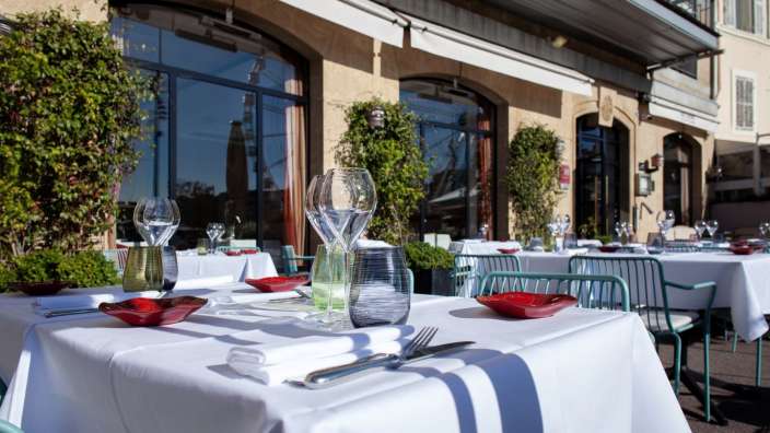 Ein Tisch mit einem weißen Tischtuch und einem roten Teller