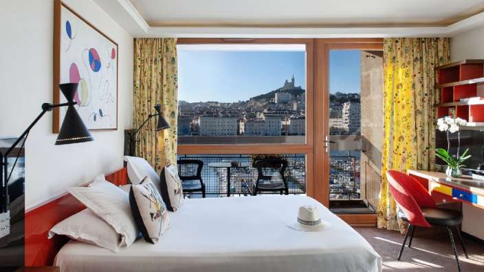 Ein Hotelzimmer mit einem Bett und einem Schreibtisch