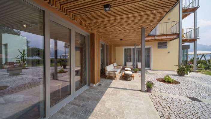 Eine Terrasse mit einem Couchtisch und Stühlen darauf