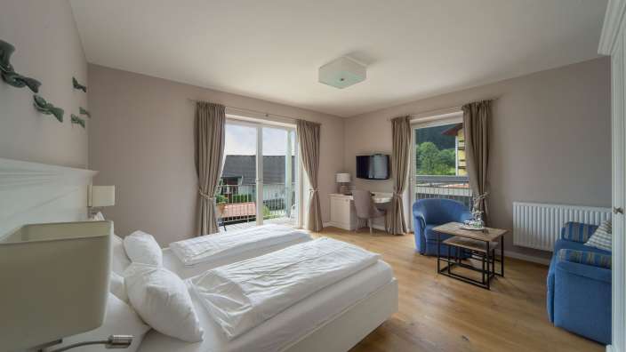 Ein Schlafzimmer mit zwei Betten und einem Fernseher