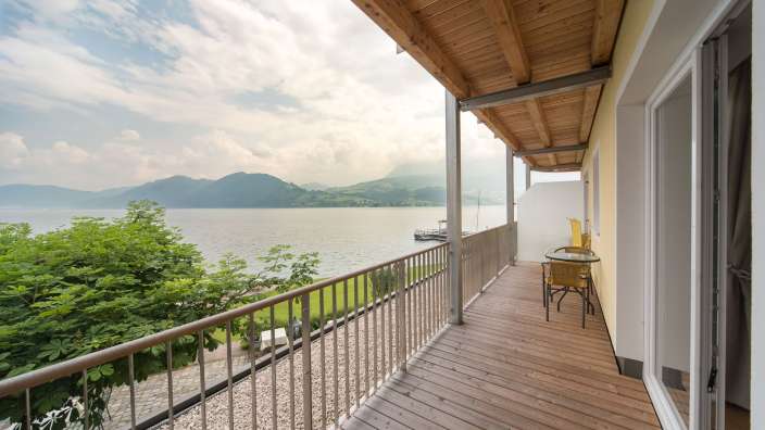 Ein Balkon mit Blick auf den See und die Berge