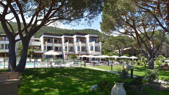 Ein Hotel mit einem großen Pool und vielen Sonnenschirmen