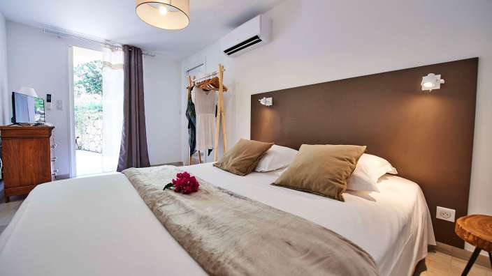 Ein Schlafzimmer mit einem Bett und einem Fernseher