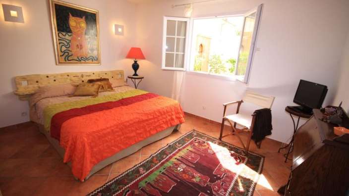 Ein Schlafzimmer mit einem Bett und einem Fernseher