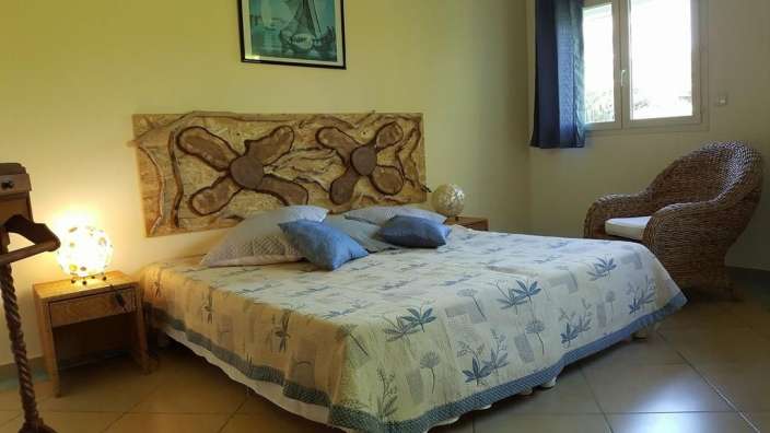 Ein Schlafzimmer mit einem Bett und einem Stuhl