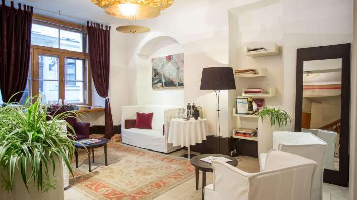 Ein Wohnzimmer mit weißen Möbeln und einem Tisch