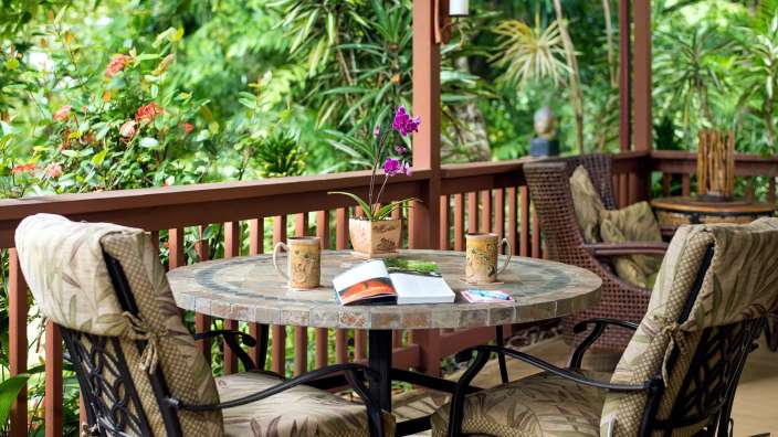 Ein Tisch mit zwei Stühlen und einem Buch darauf