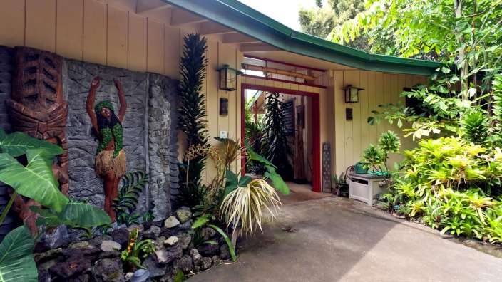 Eine Statue einer Frau steht an der Seite eines Hauses