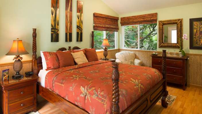 Ein Schlafzimmer mit einem Bett und zwei Nachttischen