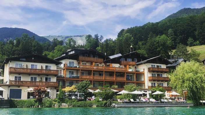 Ein großes Hotel liegt am Ufer eines Sees
