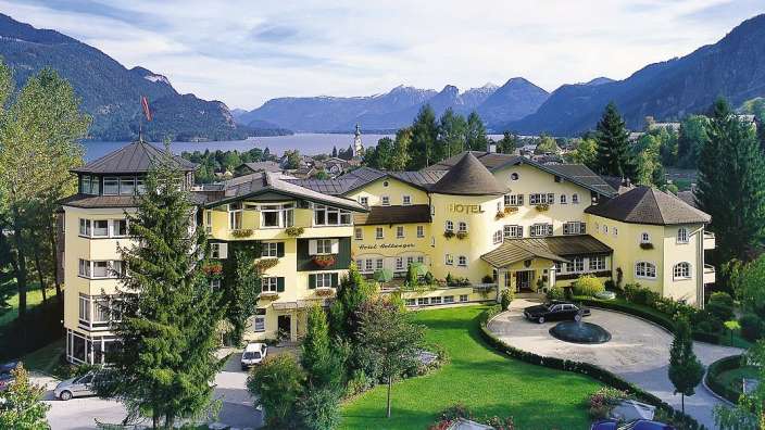 Ein großes Hotel liegt inmitten einer Berglandschaft