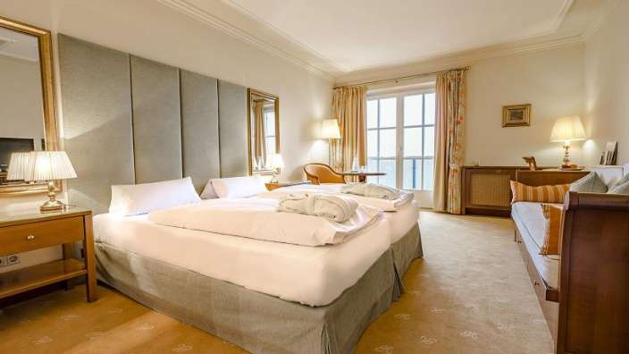 Ein Hotelzimmer mit zwei Betten und einer Couch