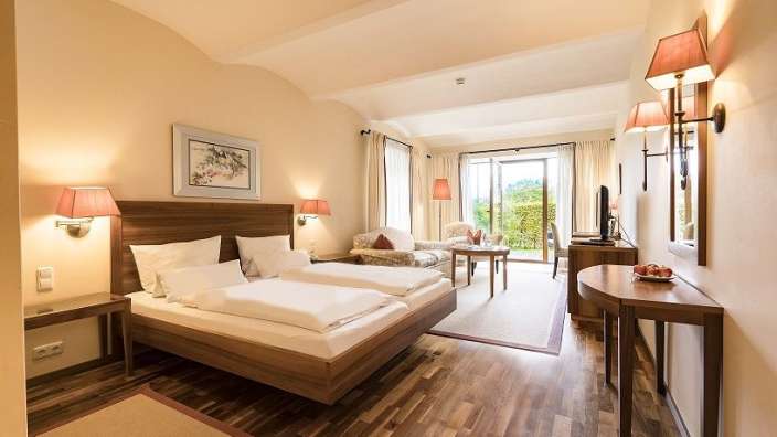 Ein Hotelzimmer mit zwei Betten und einem Fernseher